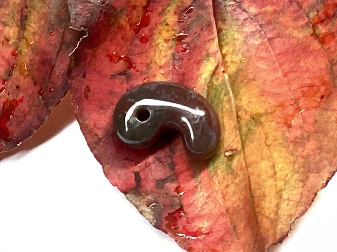 超レア‼️伊勢青石 コレクション　赤茶【ヘマタイト】　レア勾玉　鑑別書無しの安価‼️