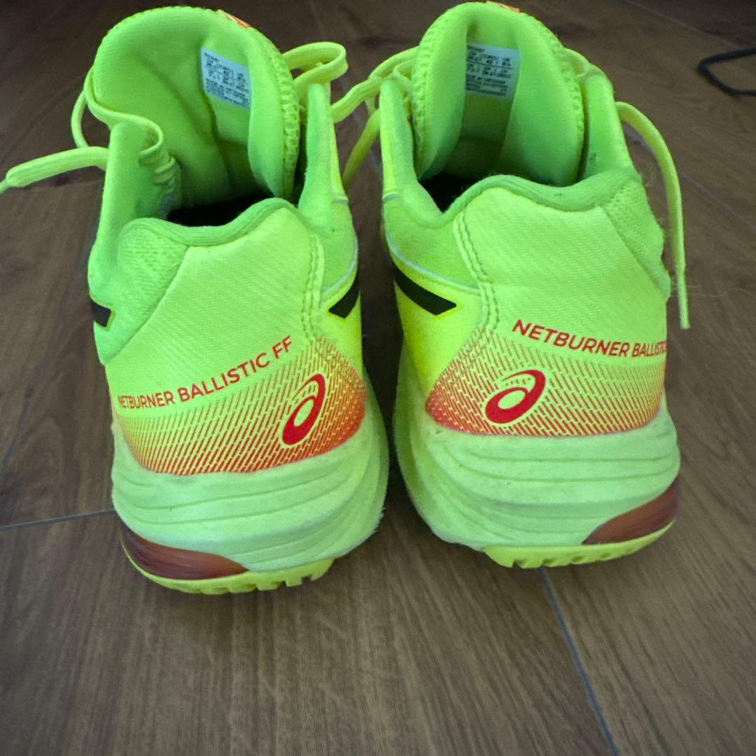ASICS NETBURNER 蛍光イエローバレーボールシューズ