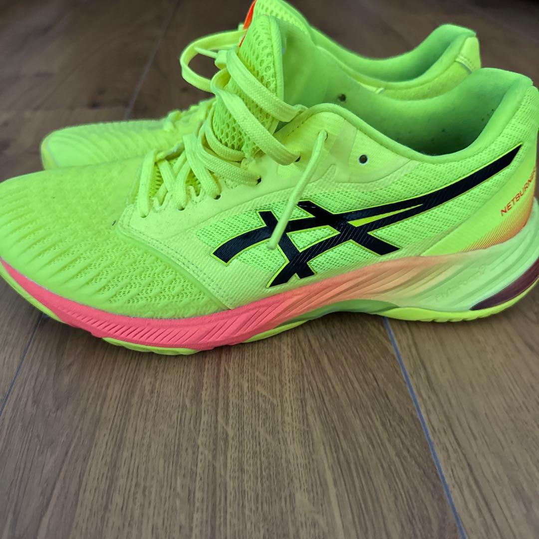 ASICS NETBURNER 蛍光イエローバレーボールシューズ