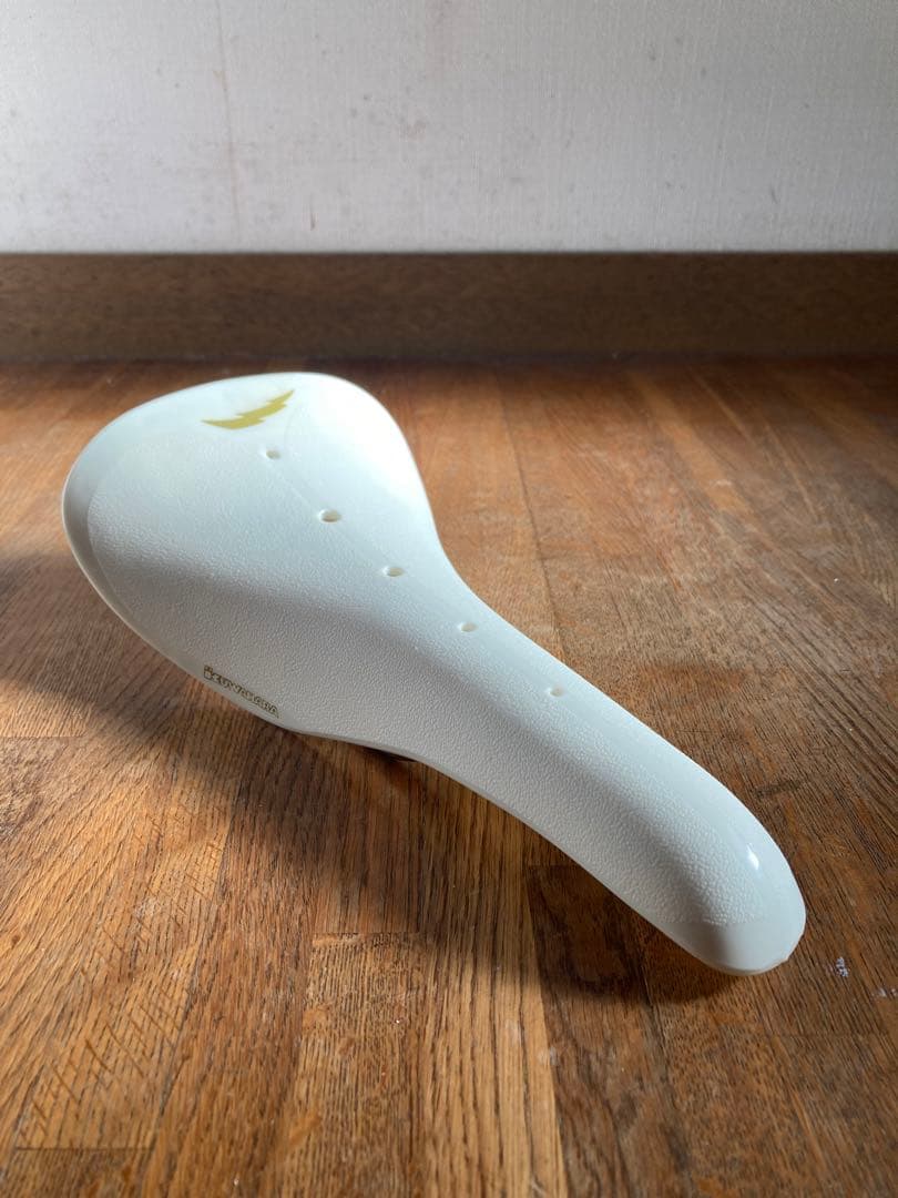 希少 未使用 kuwahara クワハラ プラ サドル ホワイトAERO エアロ