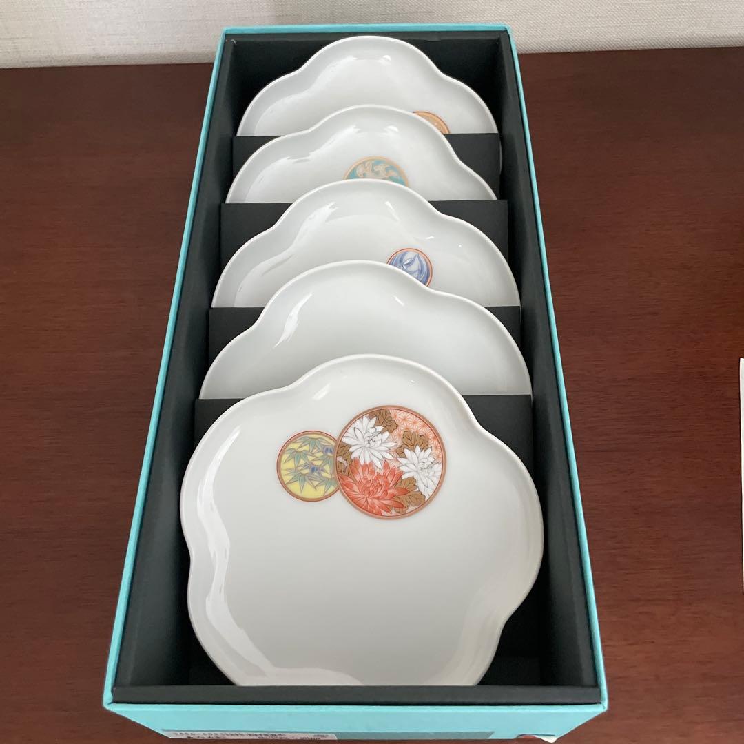 未使用　深川製磁　梅型銘々皿揃い　寿赤絵