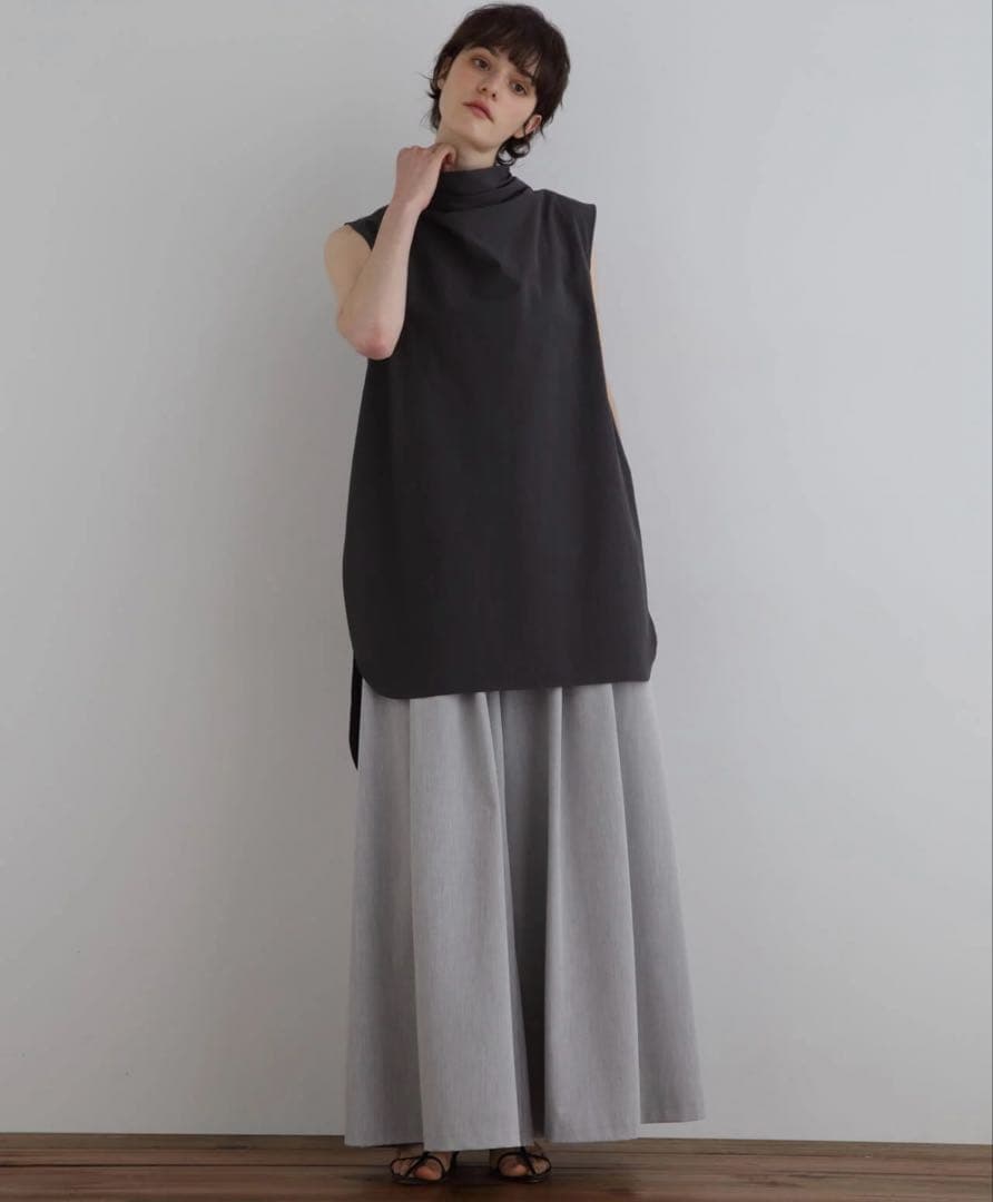 LE PHIL クリスピーブロードノースリーブブラウス