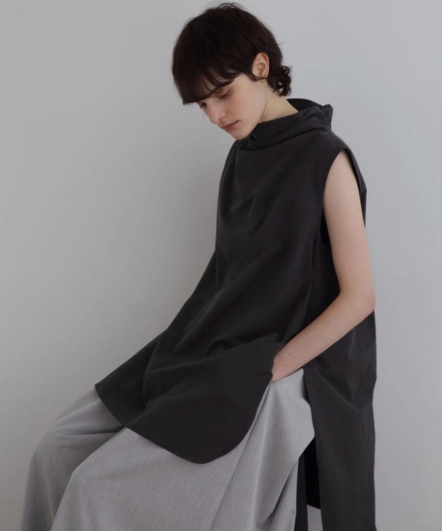 LE PHIL クリスピーブロードノースリーブブラウス