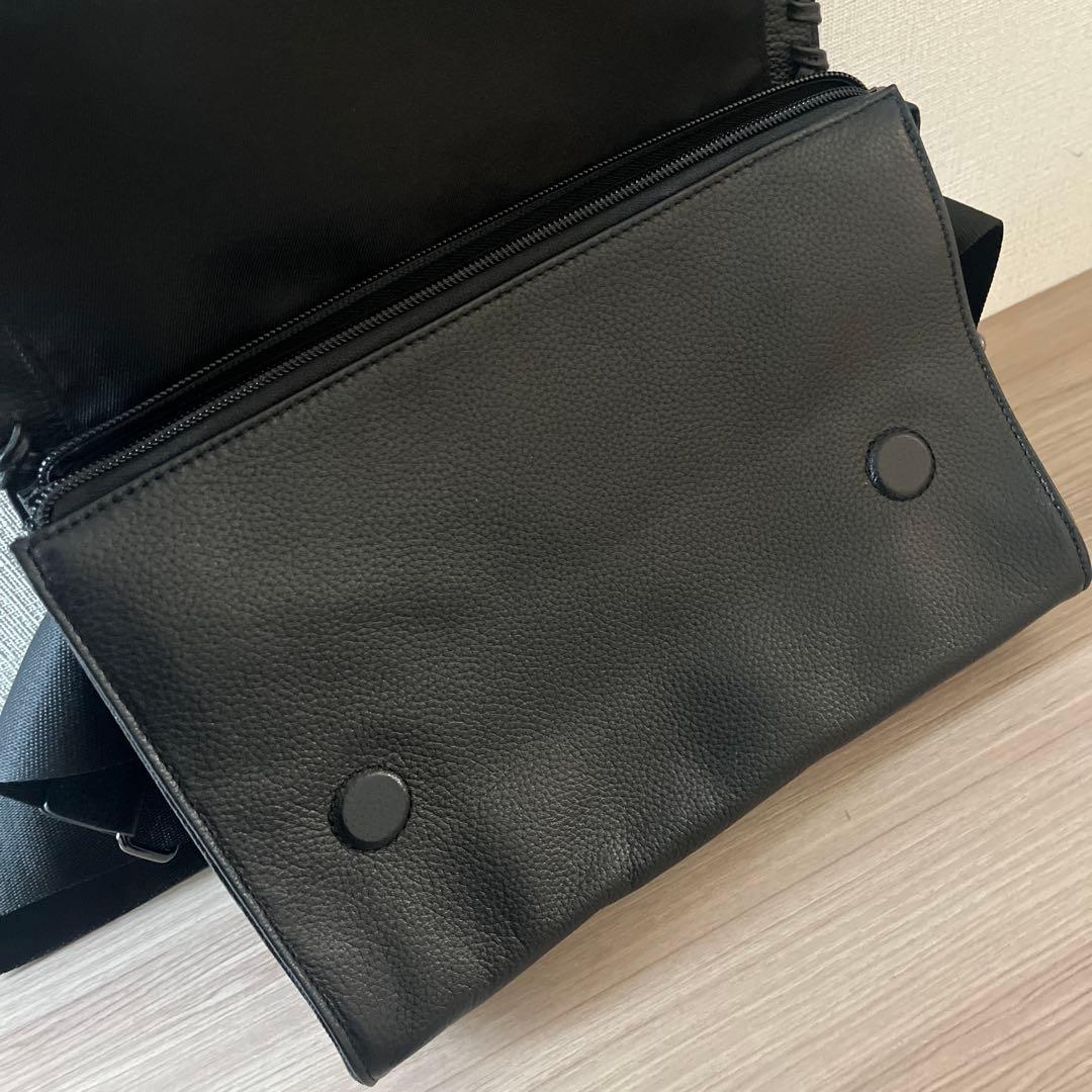 ear PAPILLONNER 黒 レザー ショルダーバッグ 編み込みデザイン