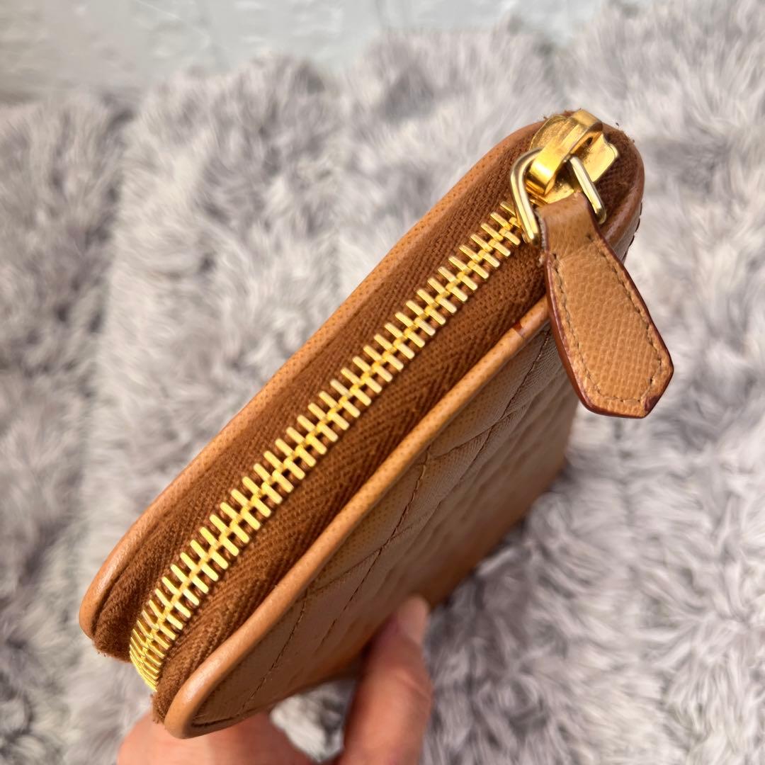 美品✨PRADA ラウンドファスナー　キルティング　長財布　メタルロゴ　キャメル