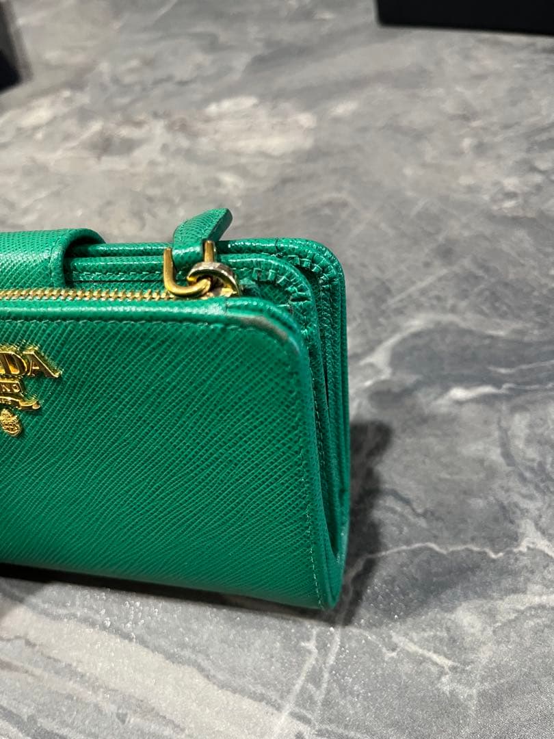 PRADA グリーン 二つ折り財布　サフィアーノ
