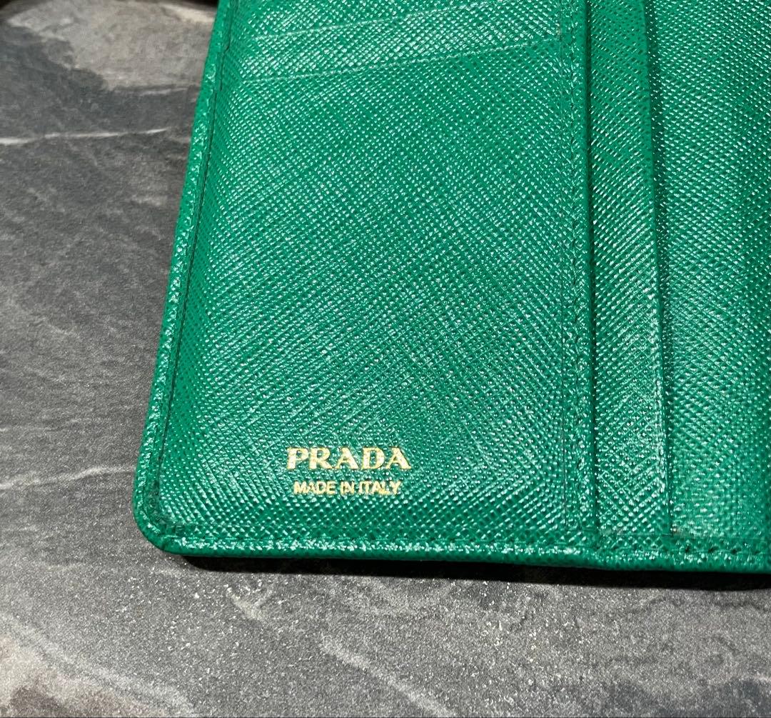 PRADA グリーン 二つ折り財布　サフィアーノ
