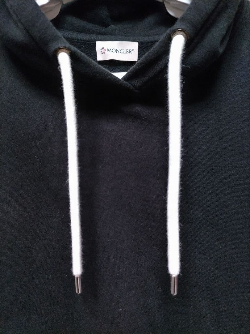モンクレール　クロップド プルオーバー パーカー黒