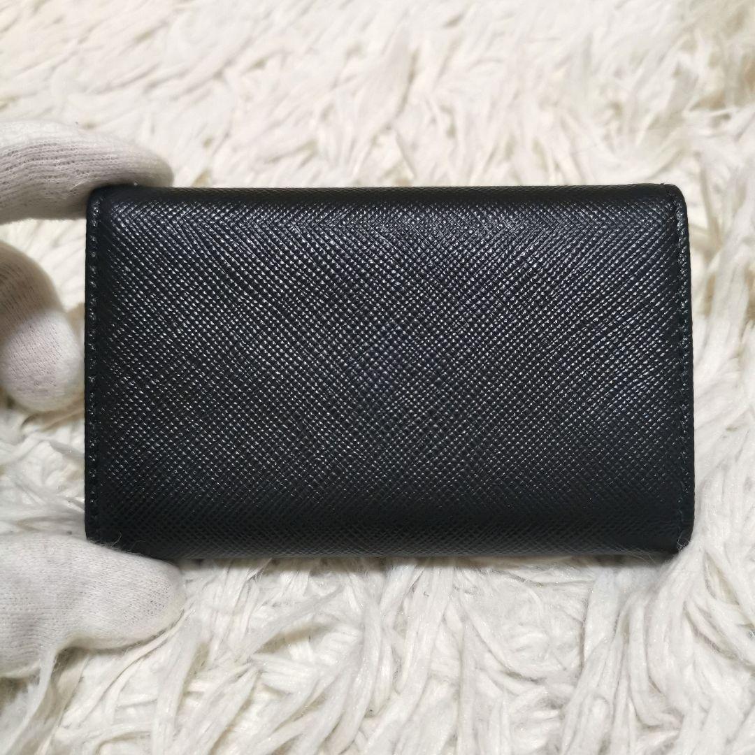 極美品✨PRADA キーケース サフィアーノレザー ブラック ピンク ロゴ刻印