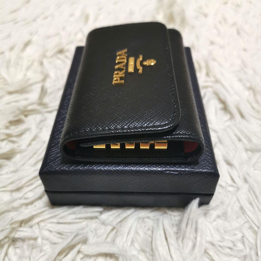 極美品✨PRADA キーケース サフィアーノレザー ブラック ピンク ロゴ刻印