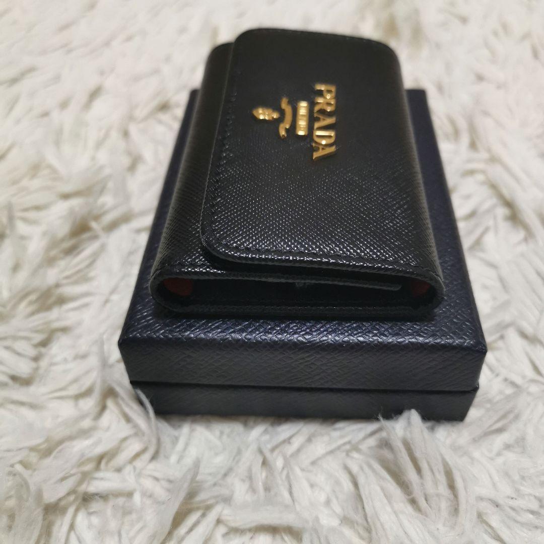 極美品✨PRADA キーケース サフィアーノレザー ブラック ピンク ロゴ刻印