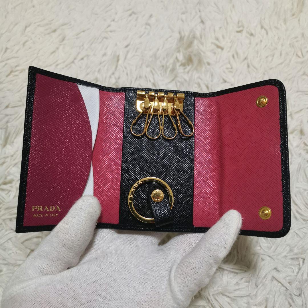 極美品✨PRADA キーケース サフィアーノレザー ブラック ピンク ロゴ刻印