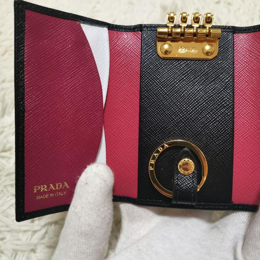 極美品✨PRADA キーケース サフィアーノレザー ブラック ピンク ロゴ刻印