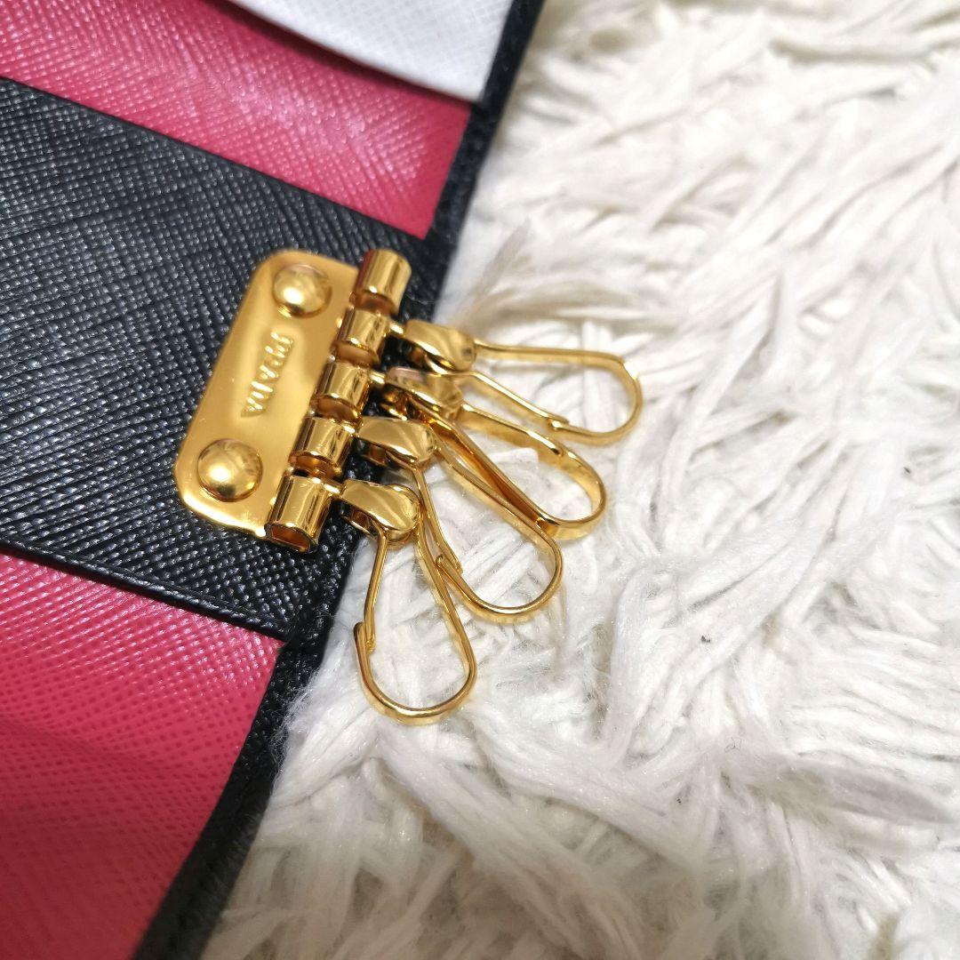 極美品✨PRADA キーケース サフィアーノレザー ブラック ピンク ロゴ刻印