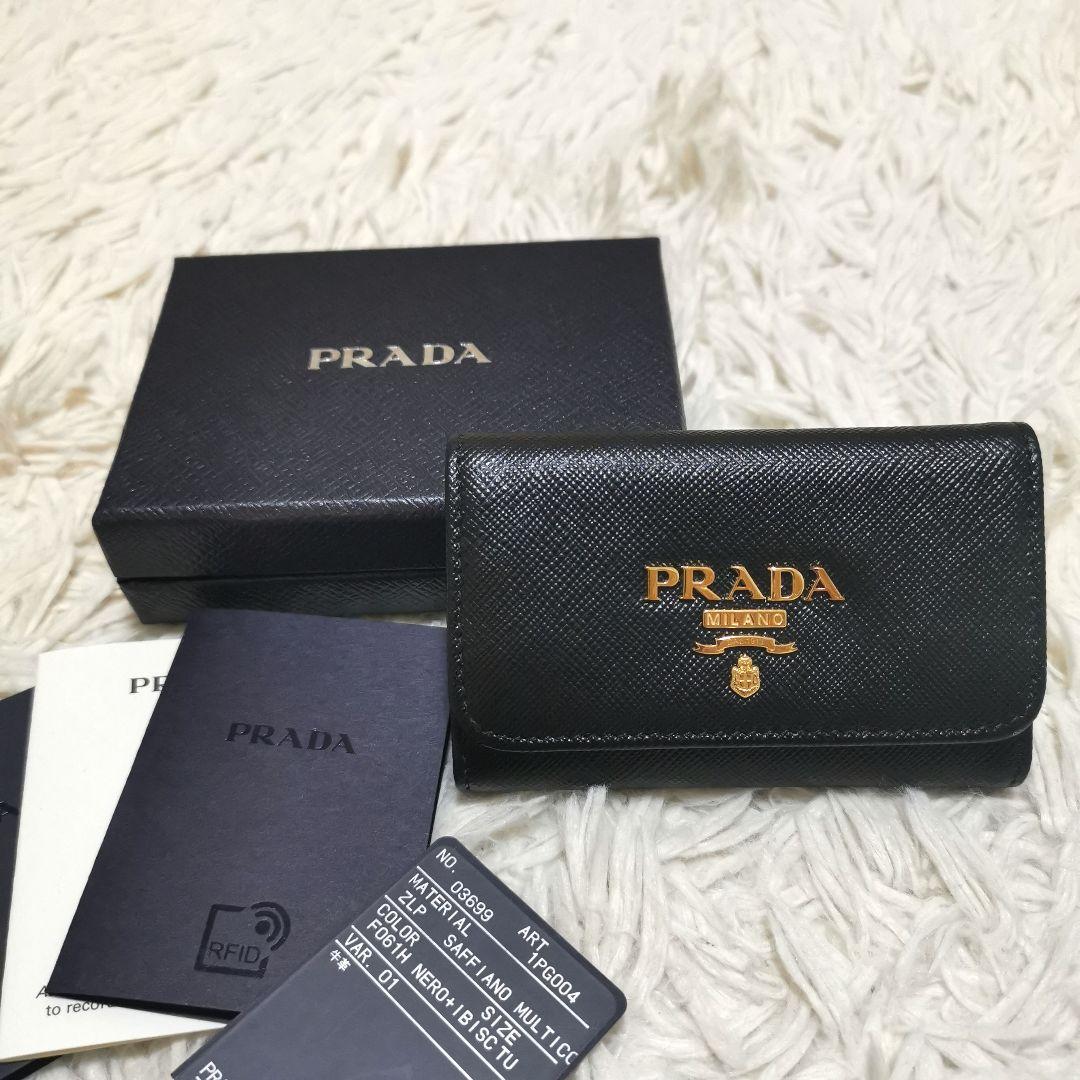 極美品✨PRADA キーケース サフィアーノレザー ブラック ピンク ロゴ刻印