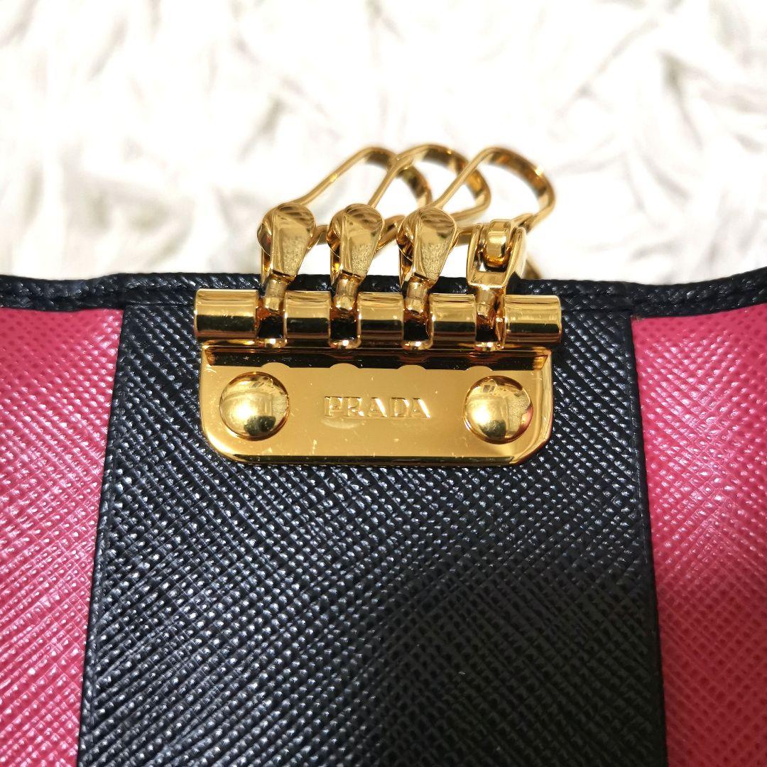 極美品✨PRADA キーケース サフィアーノレザー ブラック ピンク ロゴ刻印