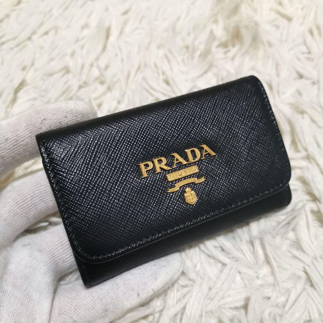 極美品✨PRADA キーケース サフィアーノレザー ブラック ピンク ロゴ刻印