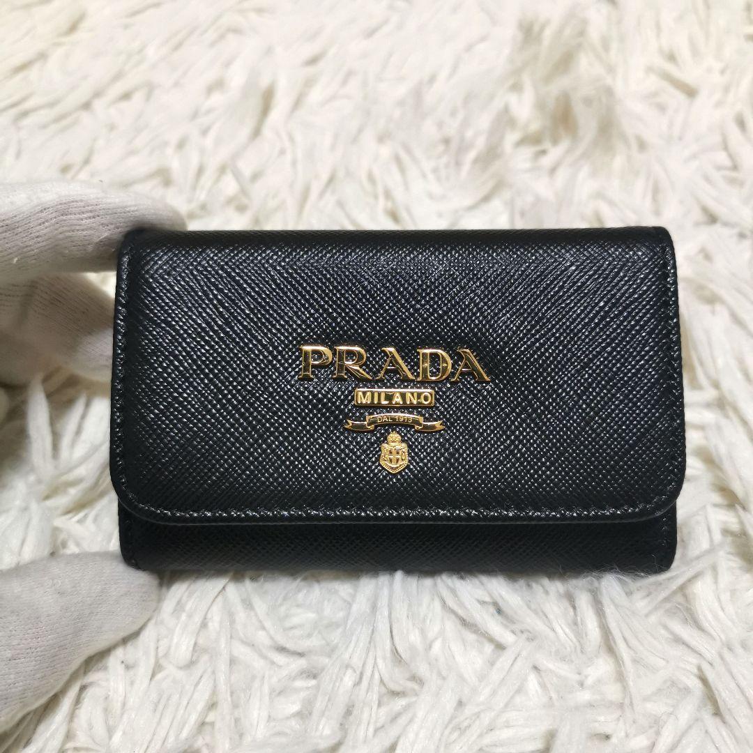 極美品✨PRADA キーケース サフィアーノレザー ブラック ピンク ロゴ刻印