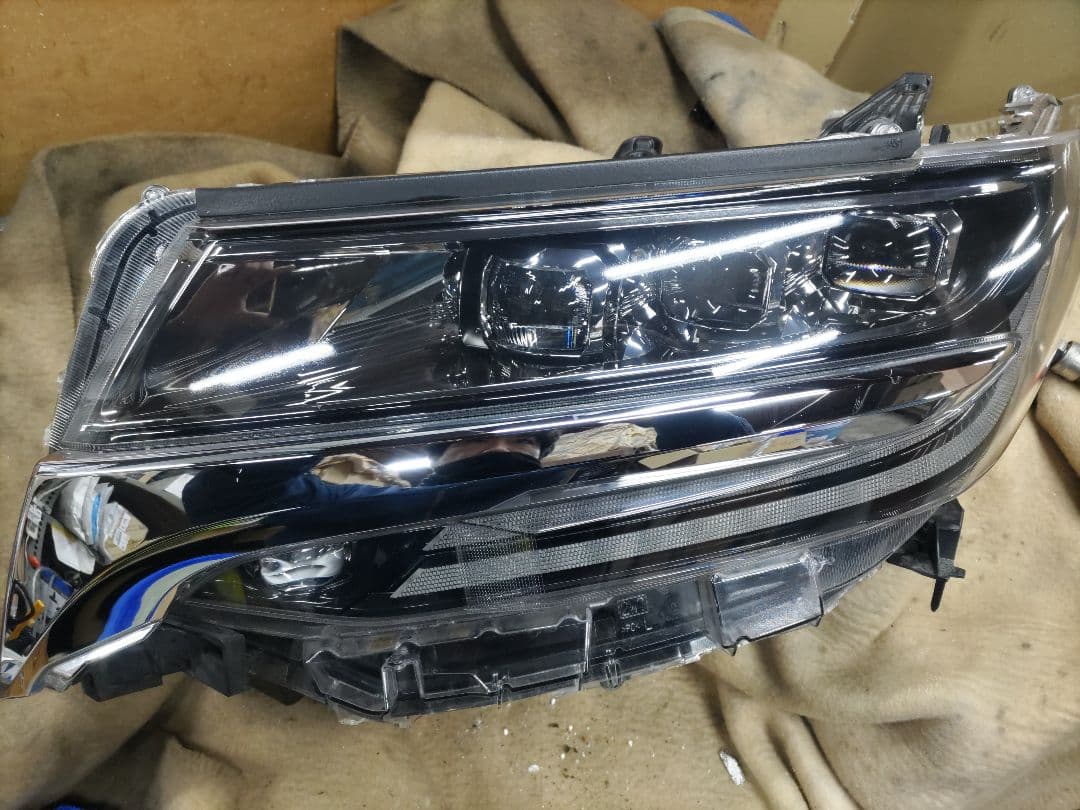 ３０アルファード　ヘッドライト左