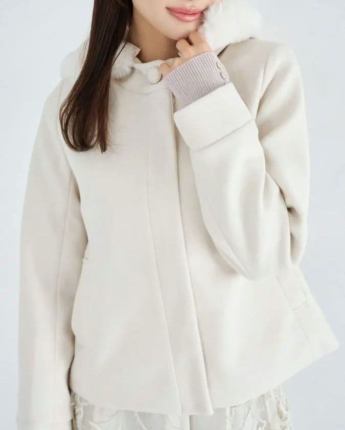 取り外し可能な２ＷＡＹファー付き後ろリボンショートコート　アイボリー