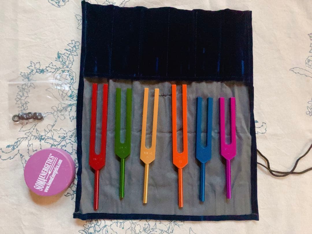 ソーマエナジェティクス社　ソルフェジオ・カラーチューナー セット 音叉　6本