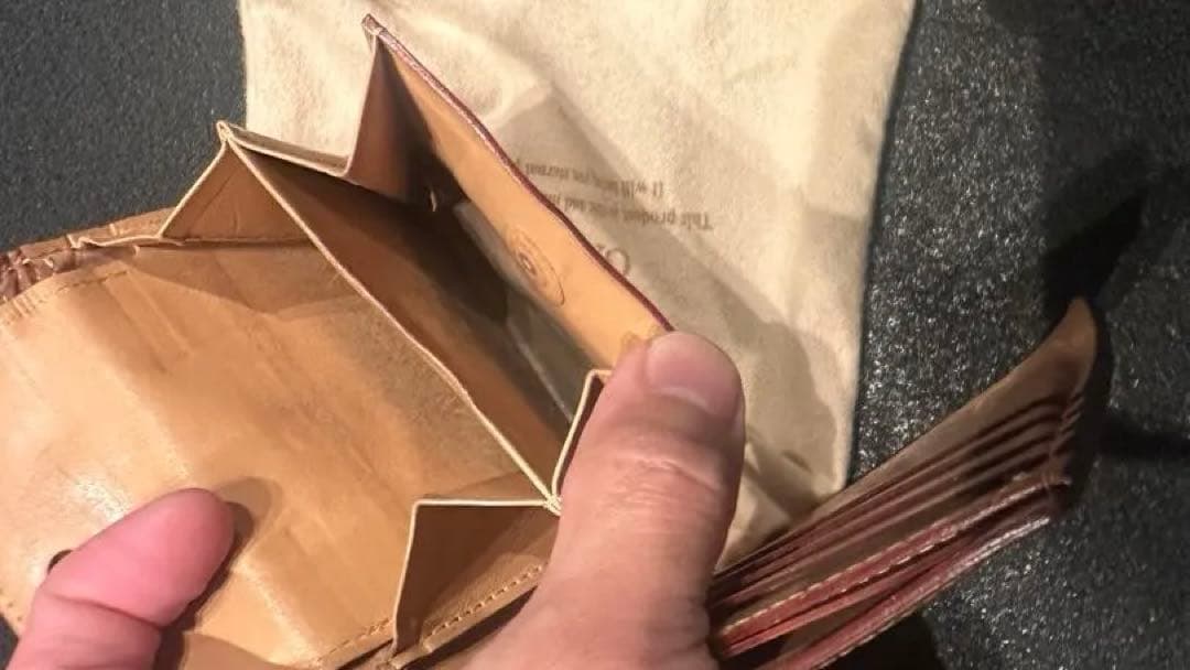 ガンゾー　二つ折り財布。コードバン