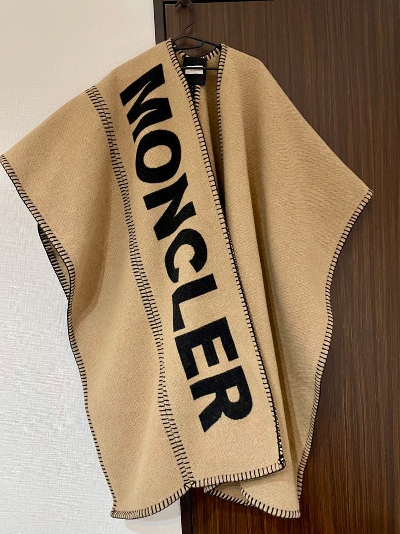 【MONCLER】 ロゴ入りポンチョ ベージュ