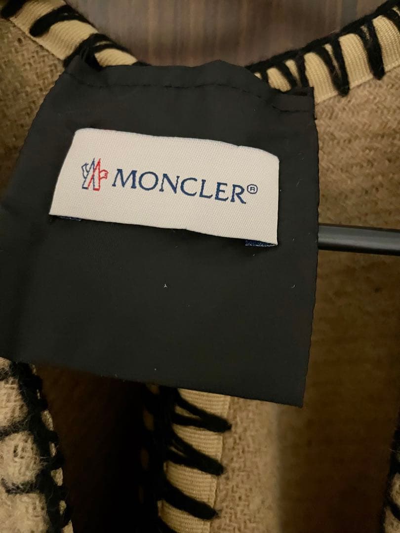 【MONCLER】 ロゴ入りポンチョ ベージュ