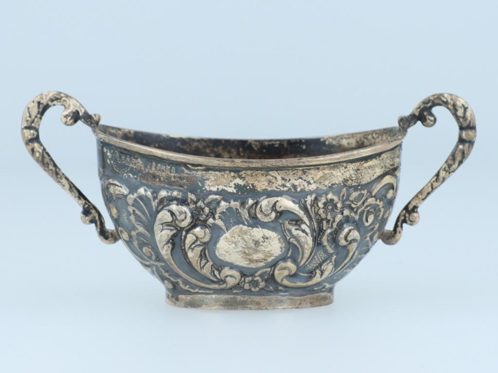 わ*ん様 英国調アンティークカップ 両持ち手付き 彫刻装飾 ヴィンテージ風 置物