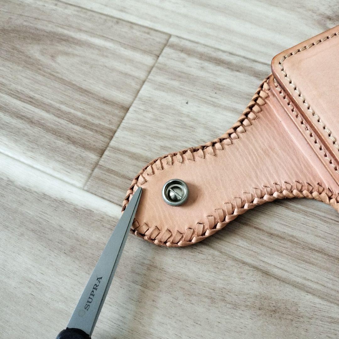 新品未使用 レザー編み込み長財布 カービング