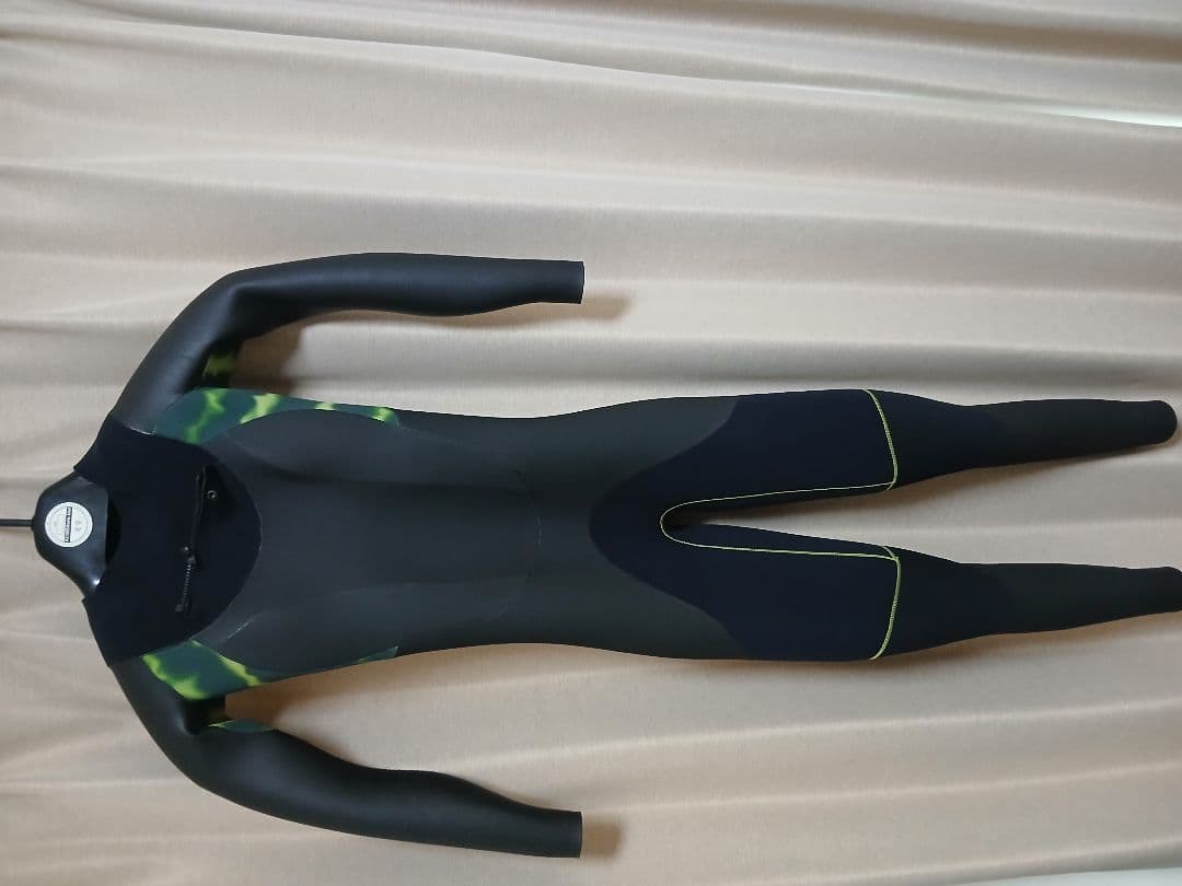 ■1シーズン■ハンガー付■REVOLUTION セミドライ　ML相当 ウェット