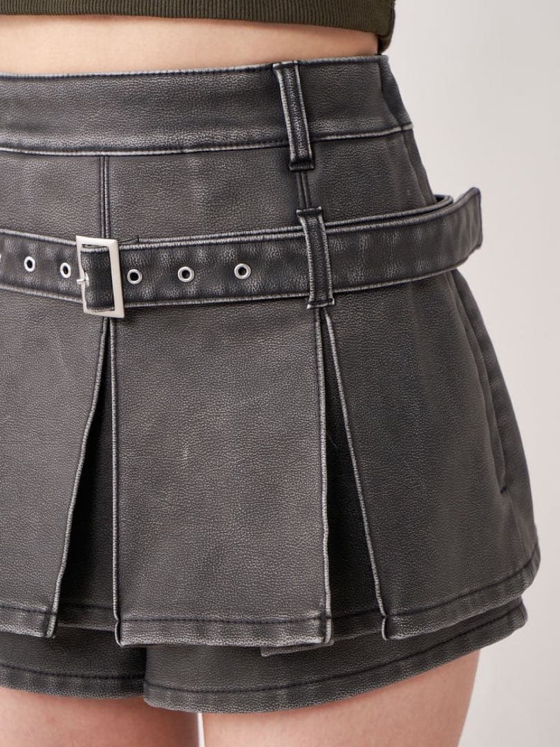 Darich アンティークレザープリーツショートパンツ ブラック ダーリッチ