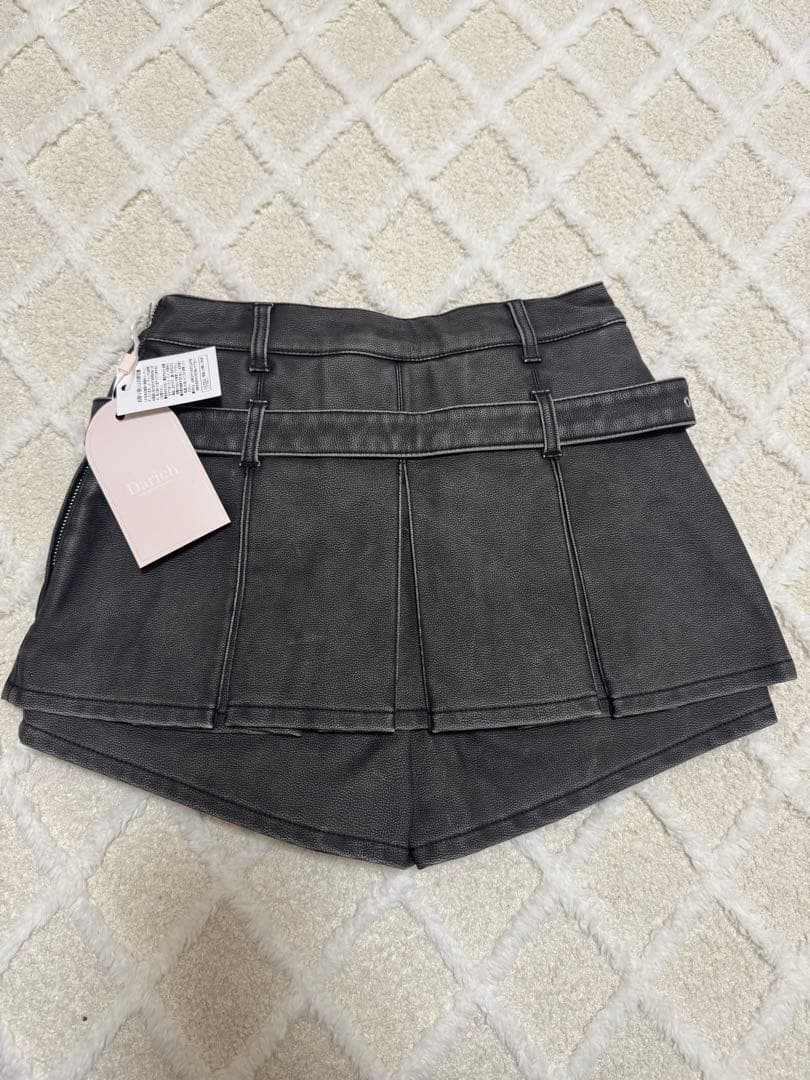 Darich アンティークレザープリーツショートパンツ ブラック ダーリッチ