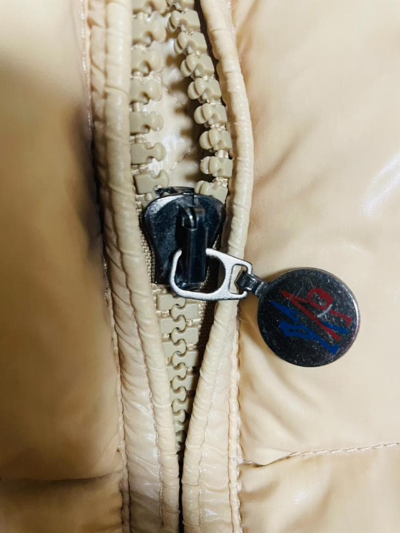 MONCLER フード付きダウンベスト アイボリー