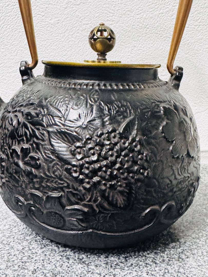 【新品未使用】南部鉄器 砂鉄製 鉄瓶 花柄浮き彫り鉄壺 コーティングなし