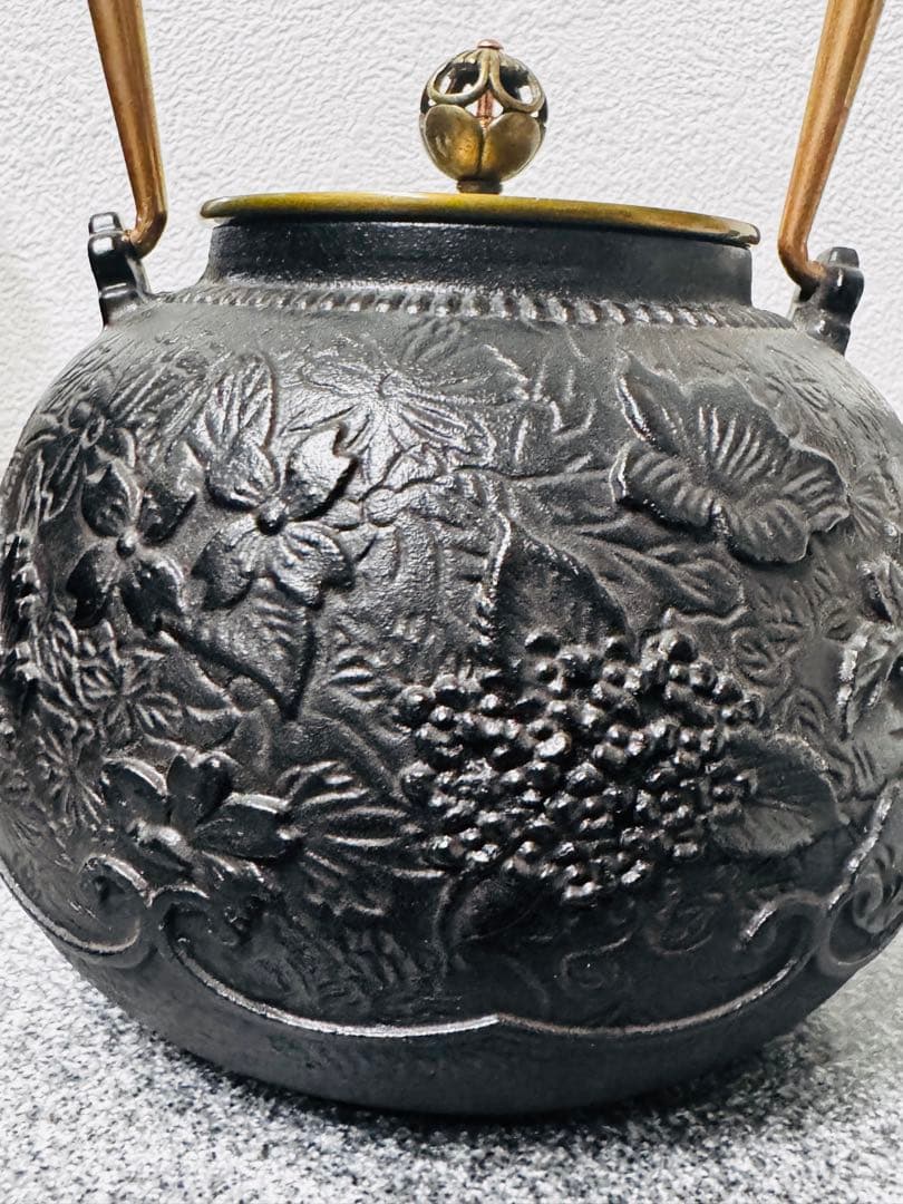 【新品未使用】南部鉄器 砂鉄製 鉄瓶 花柄浮き彫り鉄壺 コーティングなし