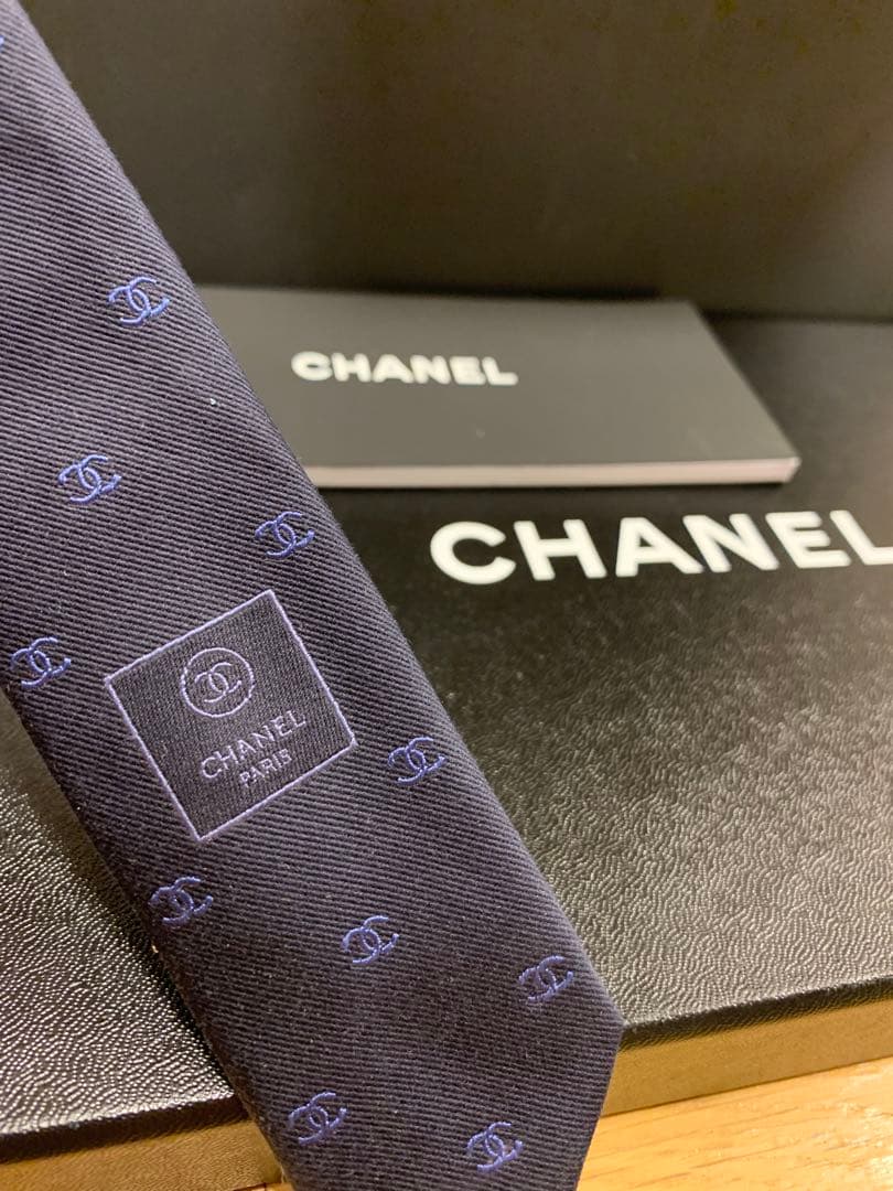 【極美品】CHANEL 現行モデル　ネクタイ ネイビー シャネルロゴパターン