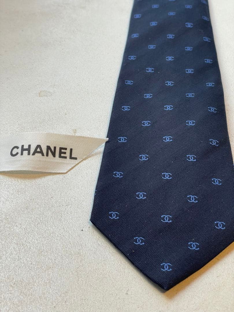 【極美品】CHANEL 現行モデル　ネクタイ ネイビー シャネルロゴパターン