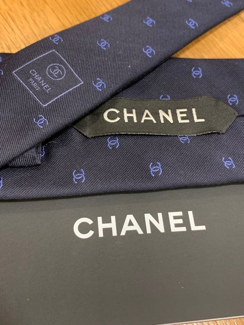 【極美品】CHANEL 現行モデル　ネクタイ ネイビー シャネルロゴパターン