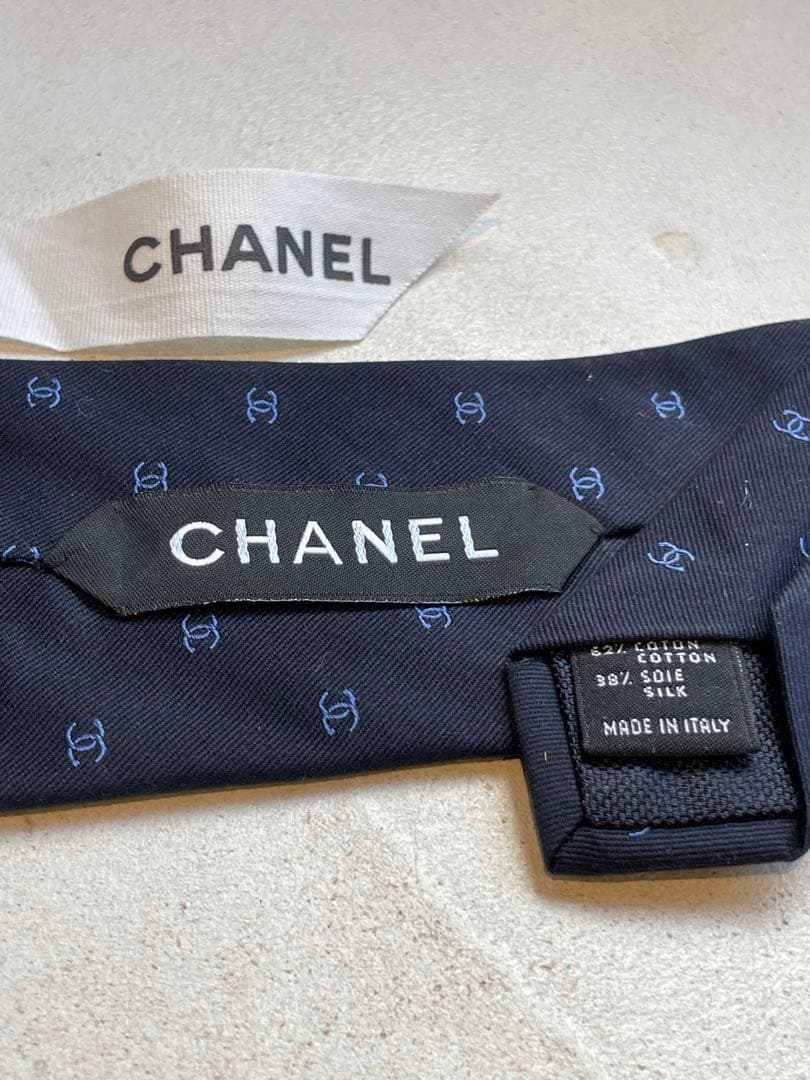 【極美品】CHANEL 現行モデル　ネクタイ ネイビー シャネルロゴパターン