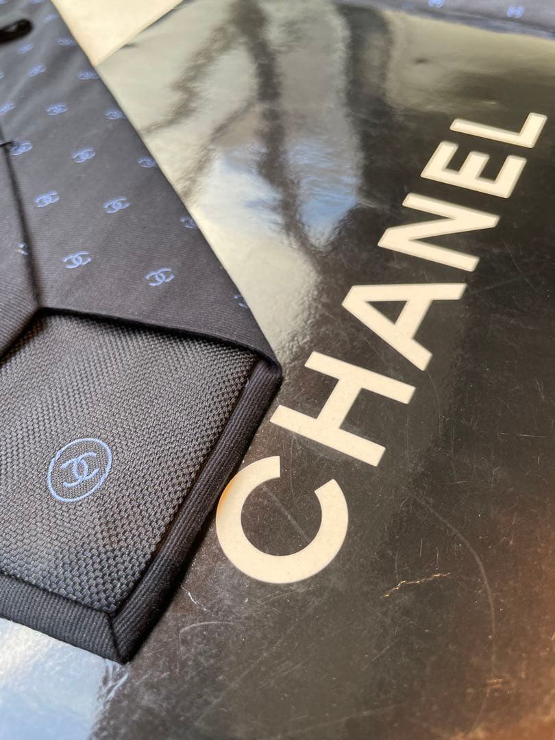 【極美品】CHANEL 現行モデル　ネクタイ ネイビー シャネルロゴパターン
