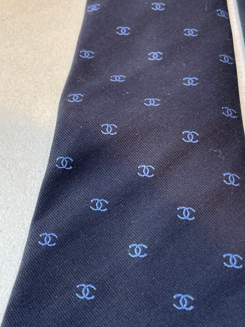【極美品】CHANEL 現行モデル　ネクタイ ネイビー シャネルロゴパターン