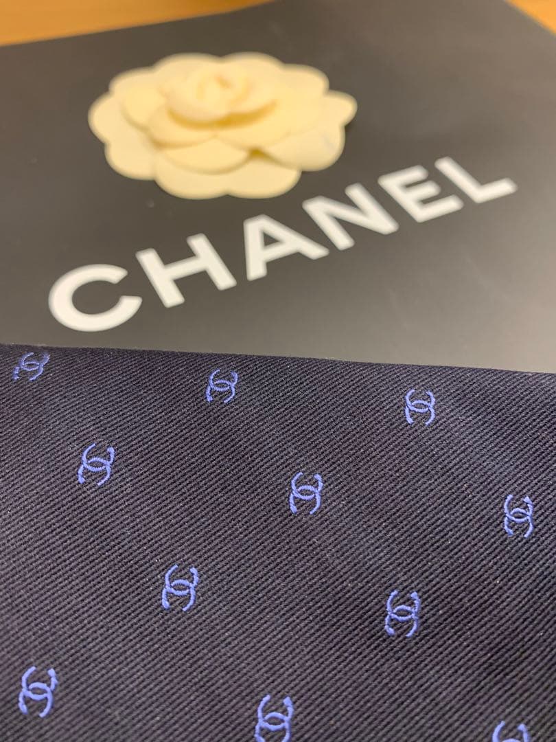 【極美品】CHANEL 現行モデル　ネクタイ ネイビー シャネルロゴパターン