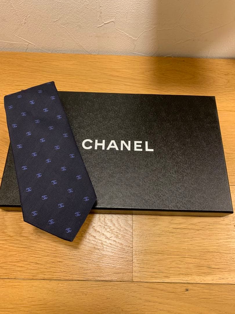 【極美品】CHANEL 現行モデル　ネクタイ ネイビー シャネルロゴパターン