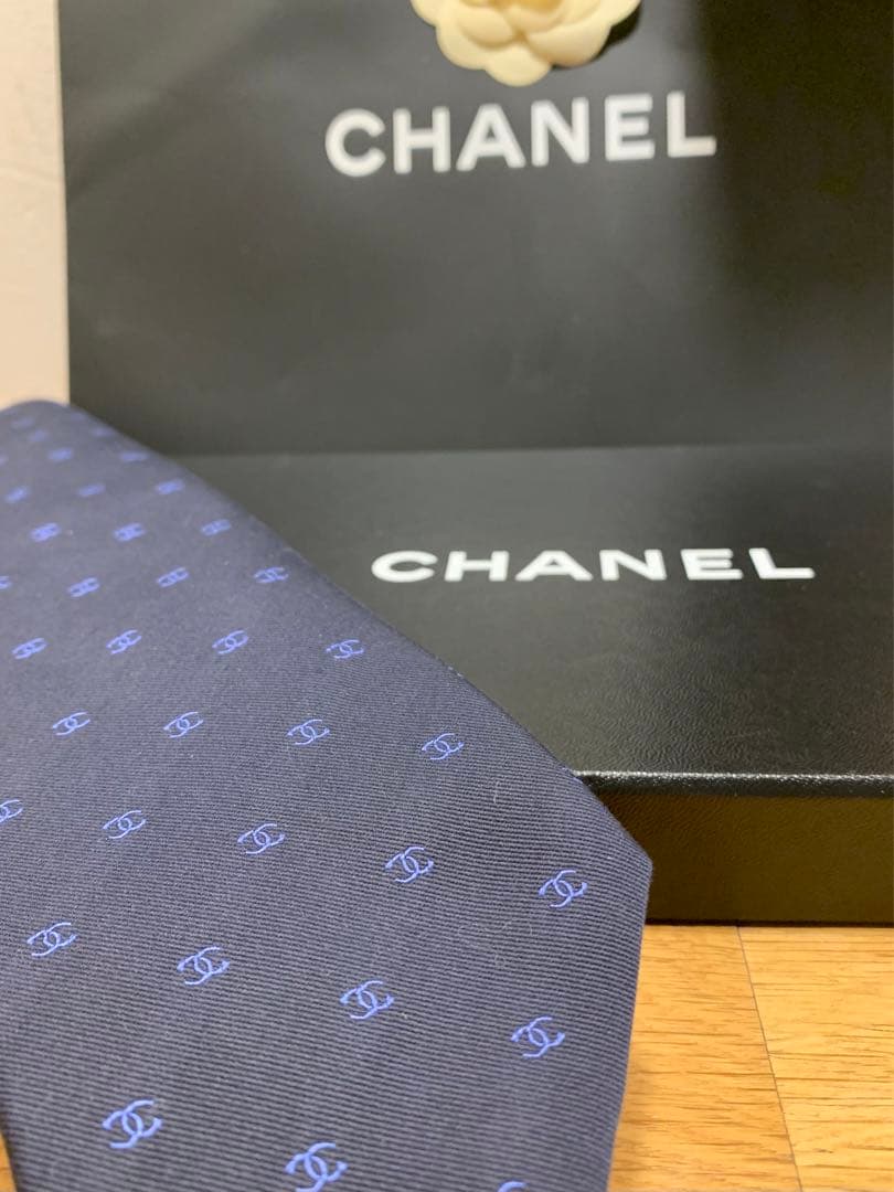 【極美品】CHANEL 現行モデル　ネクタイ ネイビー シャネルロゴパターン