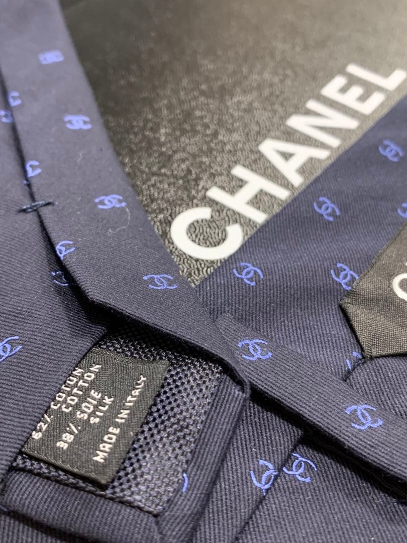 【極美品】CHANEL 現行モデル　ネクタイ ネイビー シャネルロゴパターン