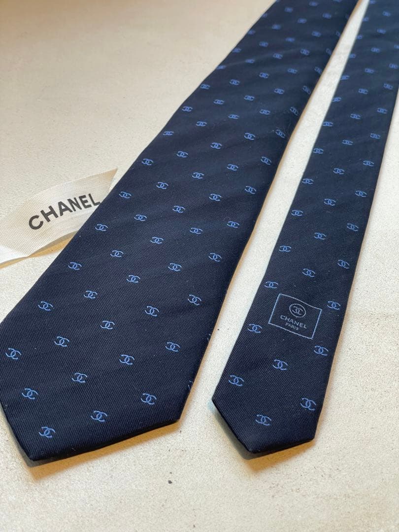【極美品】CHANEL 現行モデル　ネクタイ ネイビー シャネルロゴパターン