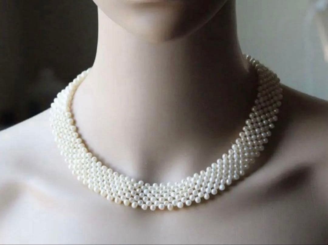 上品でフェミニンなパールネックレス