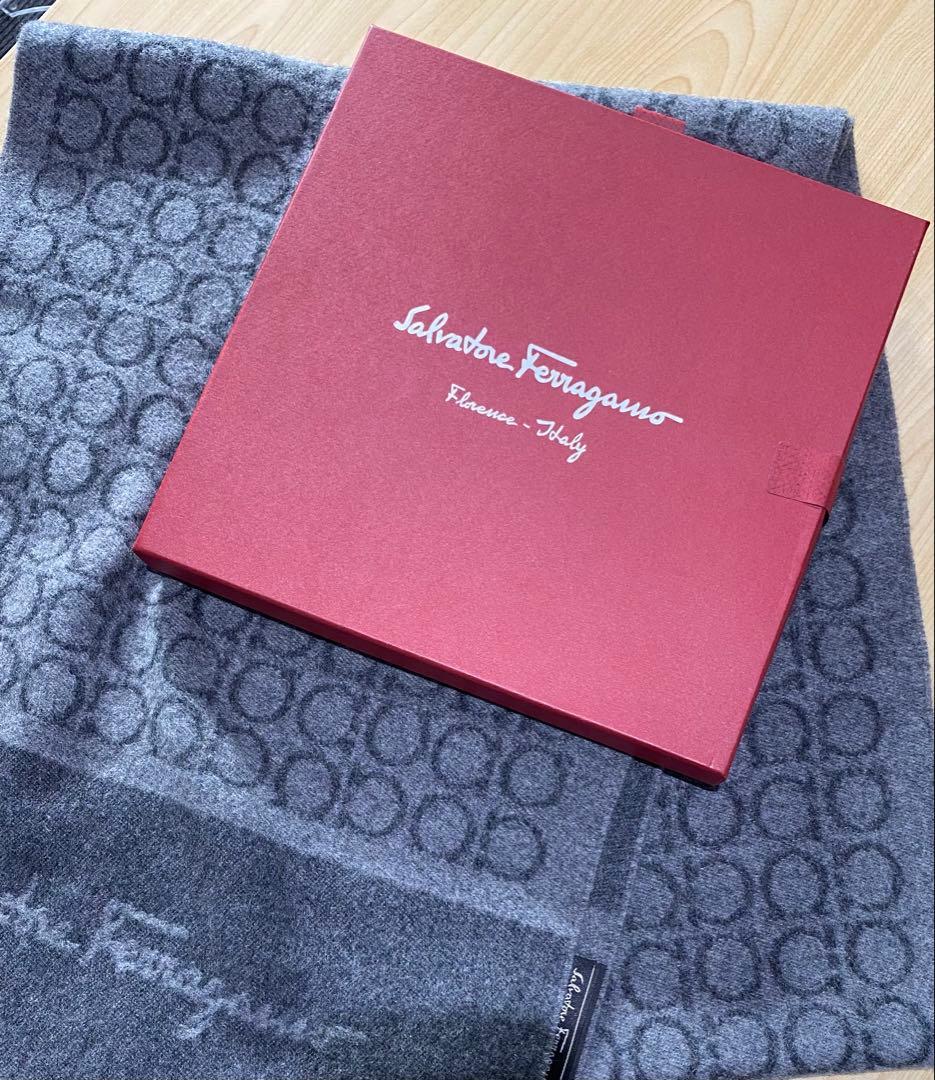 フェラガモ　ガンチーニ グレー マフラー