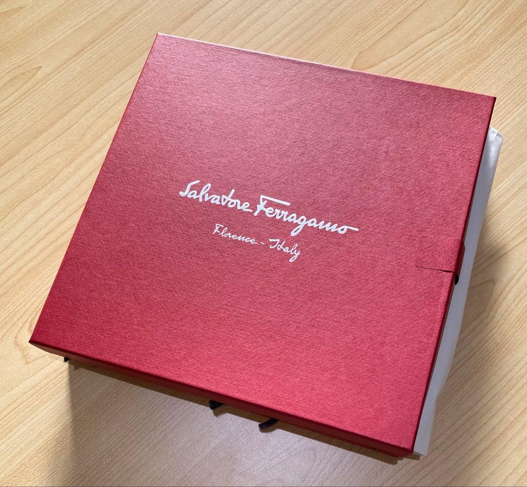 フェラガモ　ガンチーニ グレー マフラー